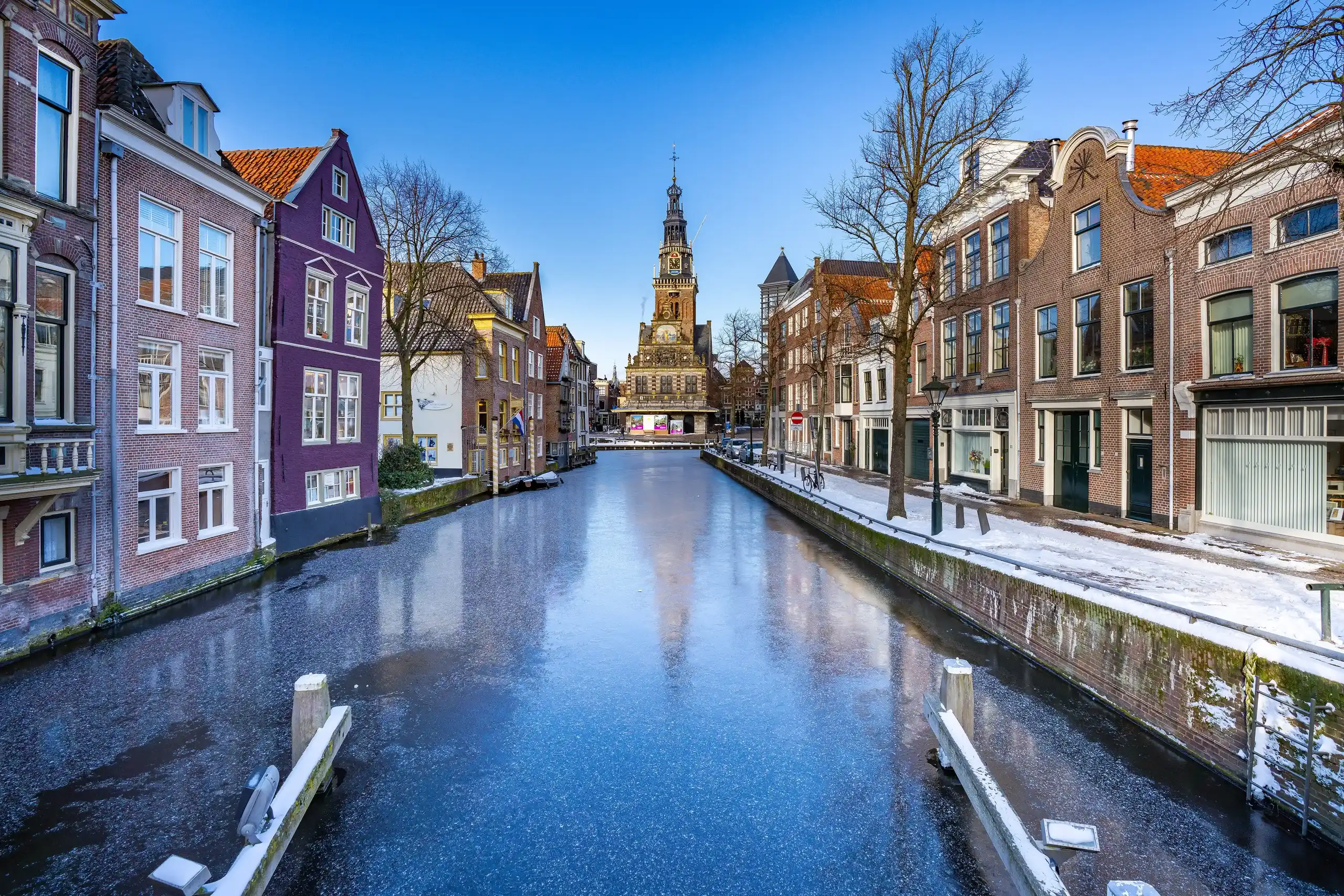 Ijs op sloot kijkend naar de Waagtoren